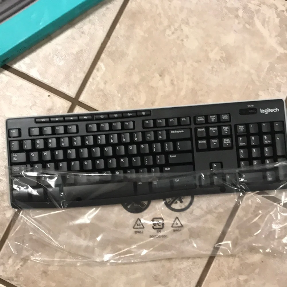 🥳Host Pick🥳NWOT Logitech Full-size Wireless Keyboard